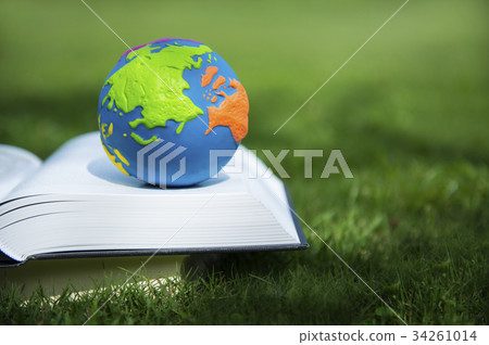 Books and the globe Books and the globe 34261014