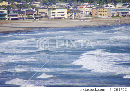 Waves crashing against Yuigahama (Kamakura City) Waves crashing against Yuigahama (Kamakura City) 34261722