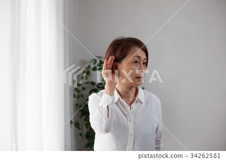 Middle woman putting hand on ear 34262581