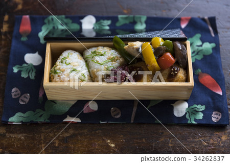 炸丸子和綠色大豆米 炸丸子和綠色大豆米 34262837