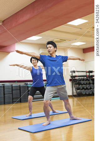 Gym middle men and women yoga stretch 34268216