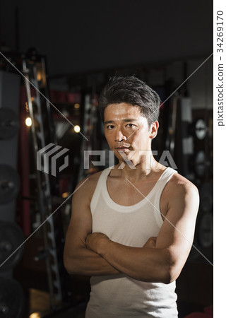 健身房健身房中間男子肌肉訓練 健身房健身房中間男子肌肉訓練 34269170