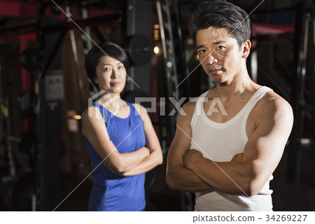 健身房健身房中間男人和女人 34269227