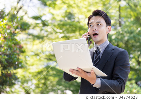 在公園工作的商人 34274628