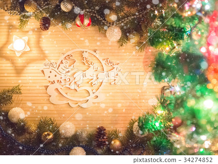 Santa Claus rushes to the Christmas tree 34274852