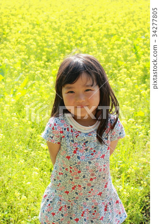 顯示在強姦領域的女孩微笑 34277805