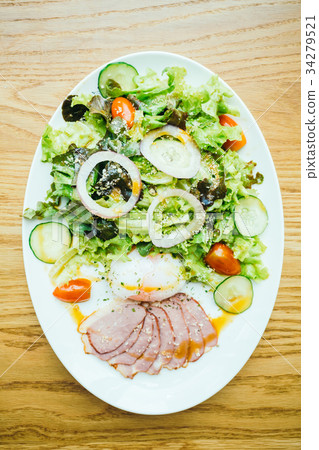 Duck breast meat with vegetable salad Duck breast meat with vegetable salad 34279521