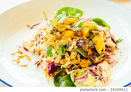 Grilled chicken with vegetable salad 34280611