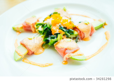 Tuna roll with avocado salad 34281298