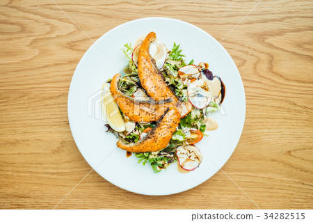 Grilled salmon fillet meat with vegetable salad 34282515