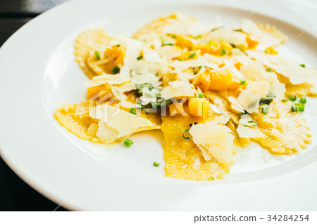 Ravioli pasta with pumpkin and cheese 34284254