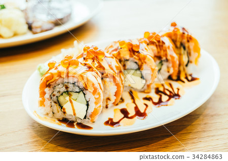 Salmon sushi roll Salmon sushi roll 34284863
