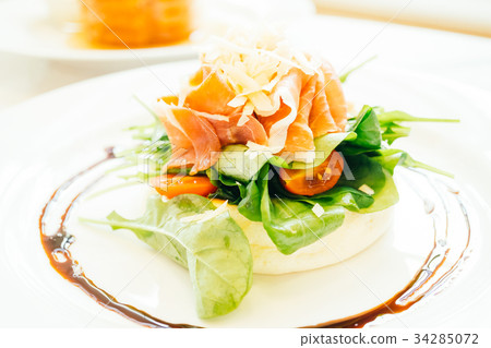 Pancake with rocket salad 34285072