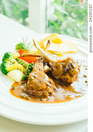 Grilled lamb chops Grilled lamb chops 34285287