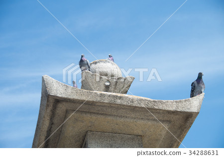 Stone lanterns in the park 34288631