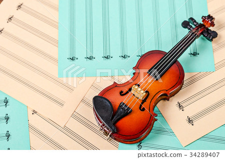 Violin on blank sheets note. Violin on blank sheets note. 34289407