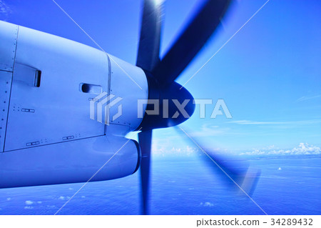 Rotating propeller of a propeller airliner Rotating propeller of a propeller airliner 34289432