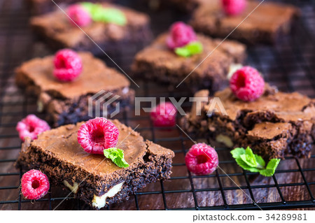 Brownie with raspberry 34289981