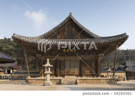 Stone lantern, Yangshan Tongdosa Daeungjeon and Kum river stairs (National treasure 290), Tongdosa, Youngsan, Yangsan, Gyeongnam Stone lantern, Yangshan Tongdosa Daeungjeon and Kum river stairs (National treasure 290), Tongdosa, Youngsan, Yangsan, Gyeongnam 34293562