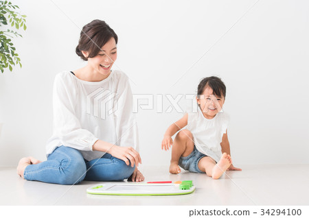 Parents and children playing indoors 34294100