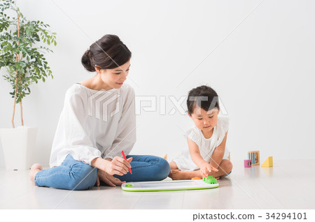 Parents and children playing indoors 34294101