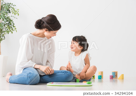 家長和孩子在室內玩耍 34294104