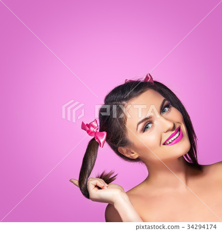 gitl with two ponytails 34294174