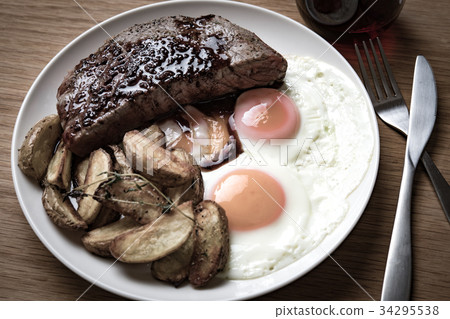 煎雞蛋和牛排 34295538