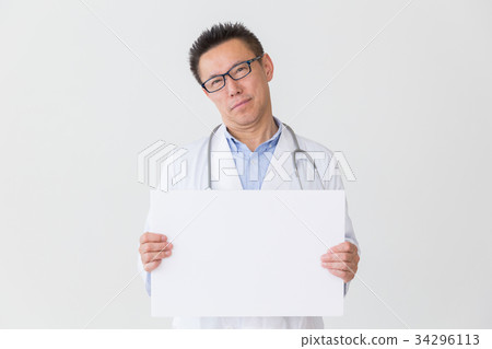 Doctor middle white board thinking 34296113