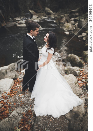 Wedding couple bride and groom holding hands 34299468