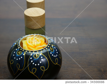 candle and bottles of aromatherapy 34300086