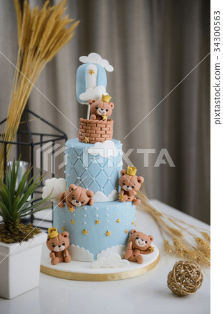 Decoration of happy baby bear cake 34300563