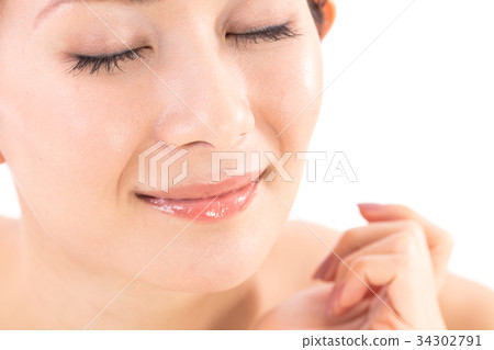 一名年輕女子正在做皮膚護理 一名年輕女子正在做皮膚護理 34302791