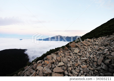 從海岸線看到的雲海在途中到Nishihotaka 從海岸線看到的雲海在途中到Nishihotaka 34303211