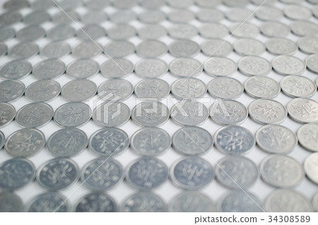 One yen coin paved shot at f / 2.8 34308589