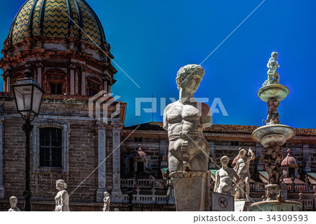 Famous fountain of shame on baroque Piazza Famous fountain of shame on baroque Piazza 34309593