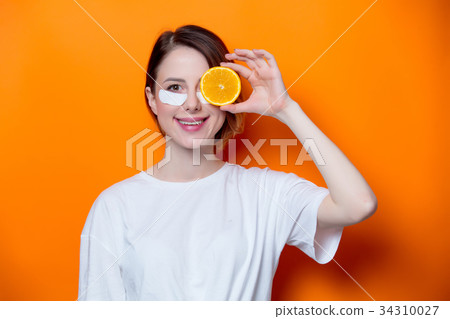 Woman using eye patch for her eyes 34310027