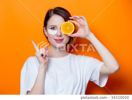 Woman using eye patch for her eyes 34310030