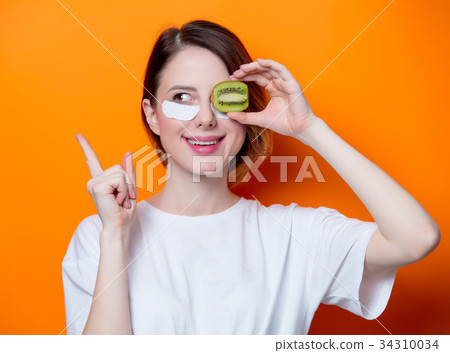 Woman using eye patch for her eyes 34310034