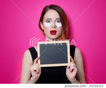 Woman using eye patch for her eyes  34310101