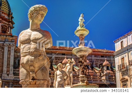 Famous fountain of shame on baroque Piazza Famous fountain of shame on baroque Piazza 34310141