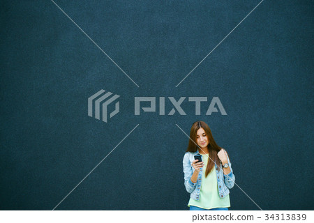 The girl is stuck in the phone 34313839