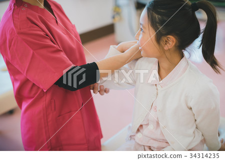 elbow, physiotherapist, girl 34314235