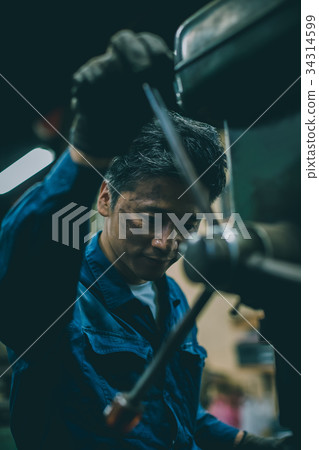 小工廠 後街商店 男人 34314599