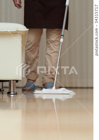 地板清潔（清洗乾淨的身體零件匿名丈夫丈夫日常生活家務男性地板生活） 34315717