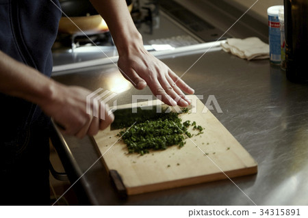 男人的烹飪。切碎的歐芹。 男人的烹飪。切碎的歐芹。 34315891
