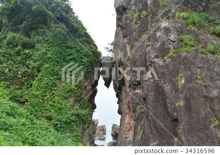 Benkei's Scissors Rock (Sado Island / Sado City, Niigata Prefecture) Benkei's Scissors Rock (Sado Island / Sado City, Niigata Prefecture) 34316596