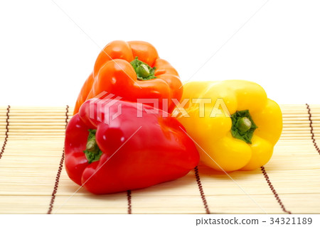 彩色辣椒紅色和黃色和橙色3件竹竹d中央 彩色辣椒紅色和黃色和橙色3件竹竹d中央 34321189