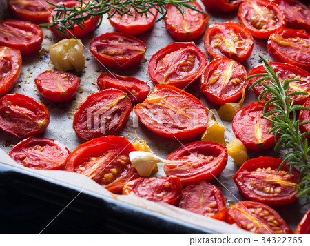 Red heirloom tomatoes baked with garlic Red heirloom tomatoes baked with garlic 34322765