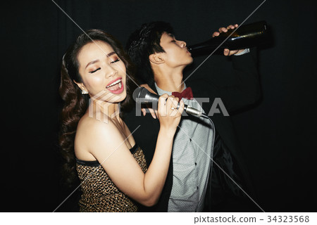 Drunk couple singing Drunk couple singing 34323568